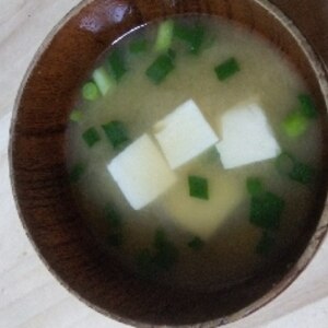 豆腐と長ネギの味噌汁